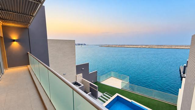 Four-Bedroom Villa with Private Jacuzzi and Garden, Diyar Al Muharraq